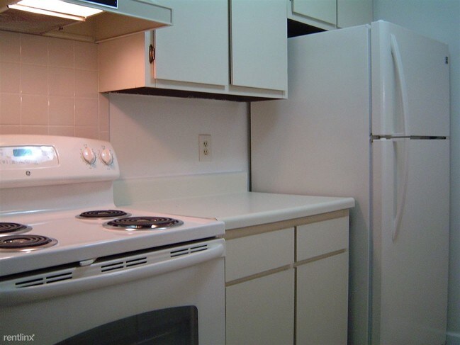 Building Photo - 1571 W Pond Dr