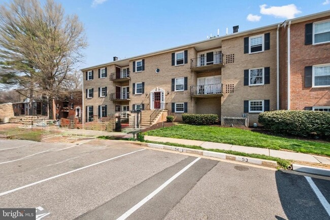 Building Photo - 3945 Lyndhurst Dr