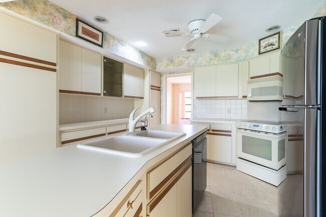 Building Photo - Spacious 3-Bed, 2-Bath Pool Home in Planta...