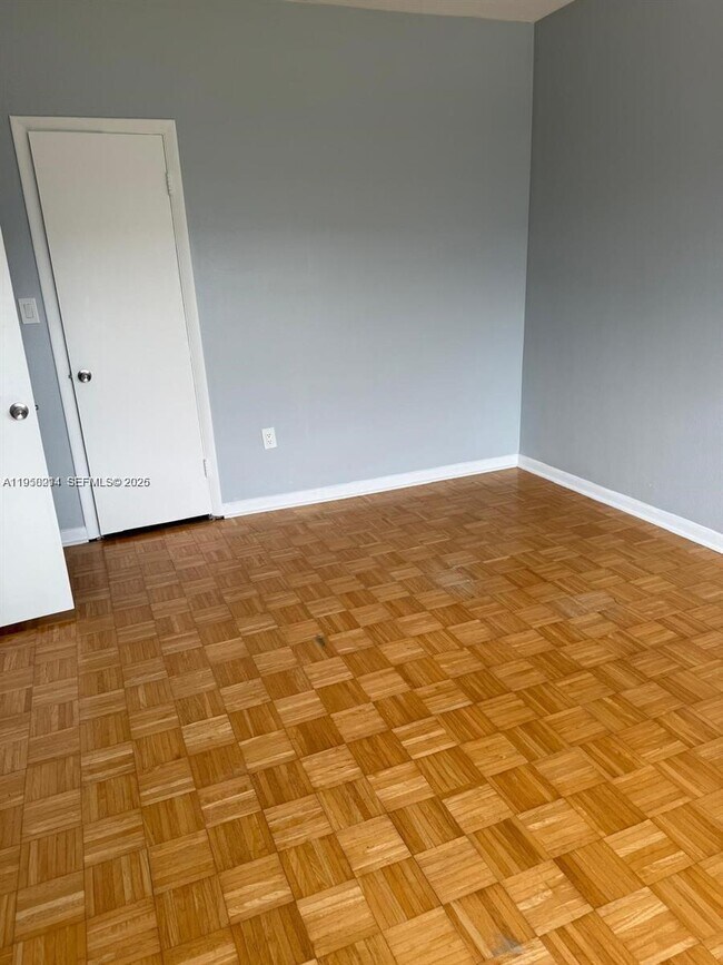 Foto del edificio - 9281 W Bay Harbor Dr