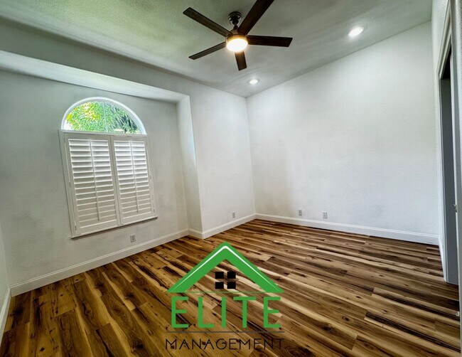 Building Photo - **Stunning Custom Home with Solar and Pool...