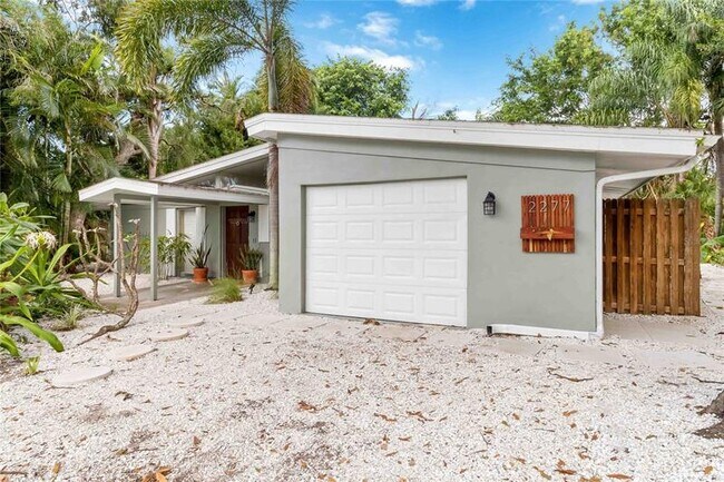Building Photo - 2277 Sunnyside Ln