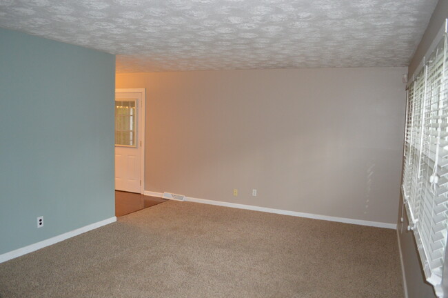 Family Room - 842 Bricker Blvd