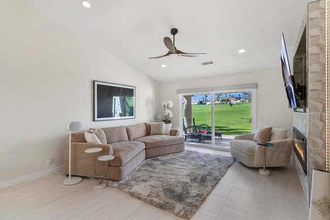 Foto del edificio - 269 Vista Royale Cir W