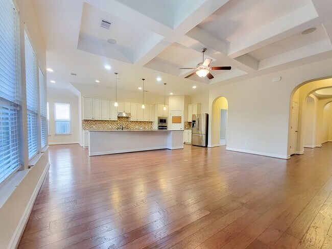 Building Photo - Large 3 Bedroom, 2.5 Bathroom Home – Fully Equipped Kitchen & Washer/Dryer Hookups