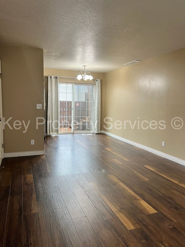 Building Photo - Updated Hazel Dell Townhouse!