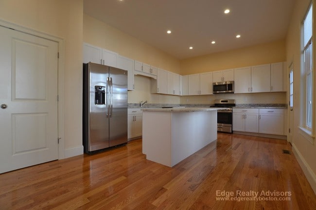 Building Photo - 66 Webley St