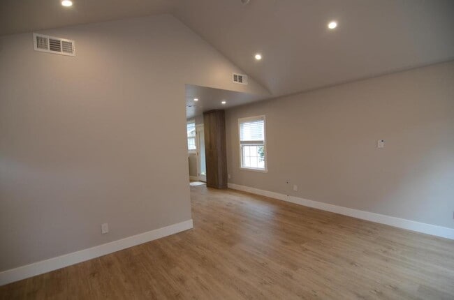 Building Photo - 1109 Pine St, Unit B