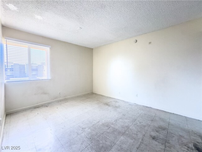 Building Photo - 25 Gold Bar Ct