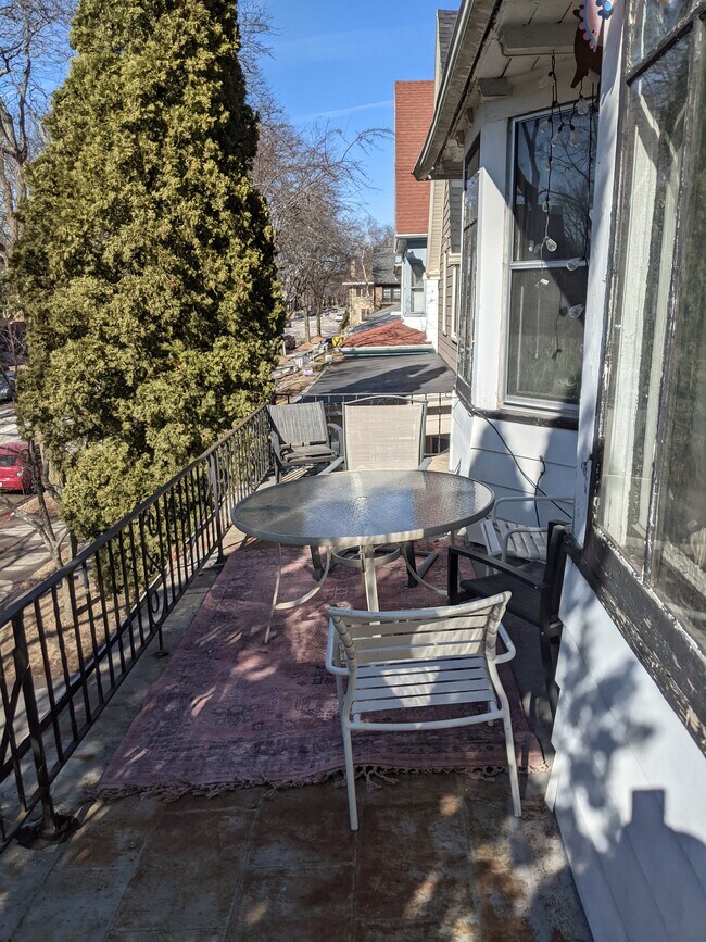 Foto del edificio - 2728 N Downer Ave
