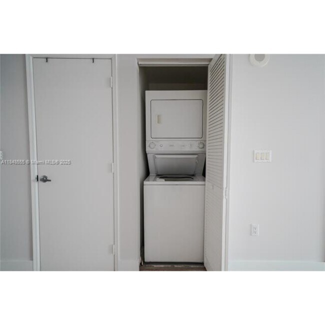 Foto del edificio - 950 Brickell Bay Dr