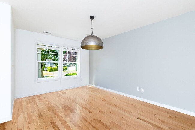 Building Photo - Spacious 5 Bedroom 2.5 Bath Home in Redmon...