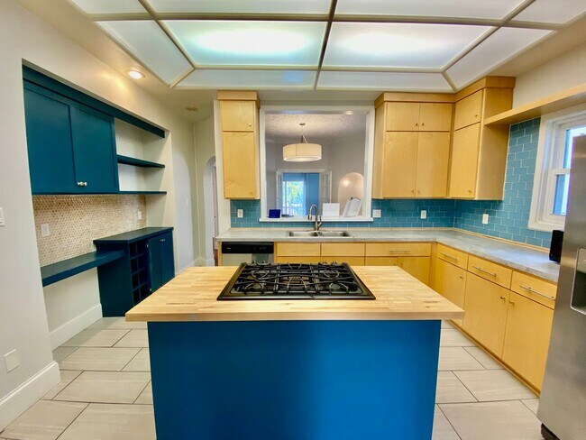 Foto del edificio - Awesome 4BD/3BA in prime Uptown! Remodeled w/ HGTV! Avail. May 1st!