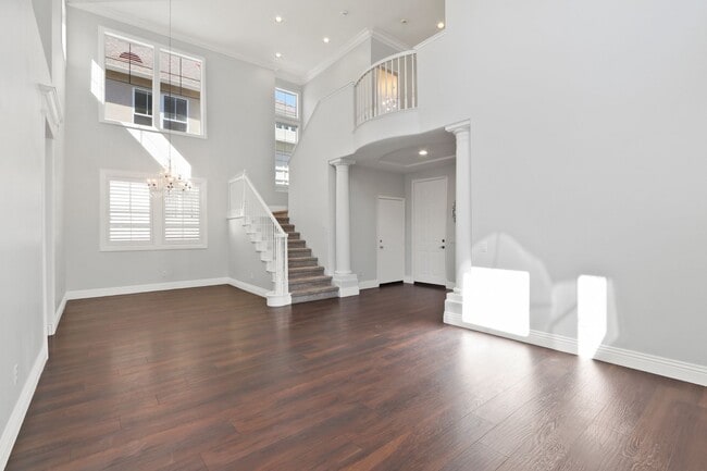 Building Photo - Spacious 3 Bedroom 3 Bath Available Now!