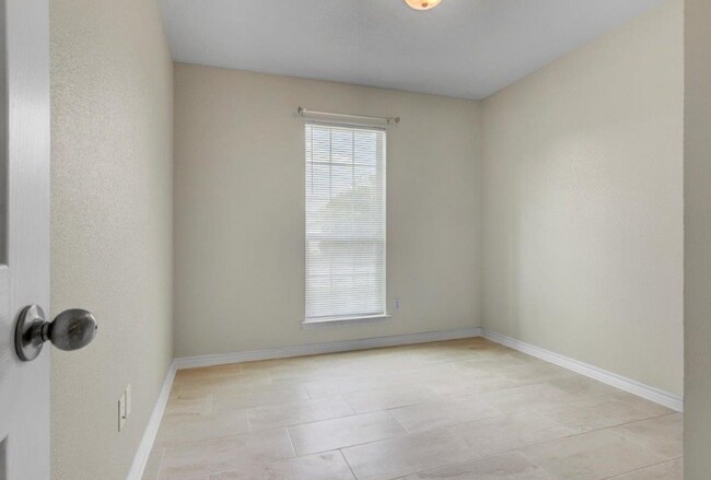 Foto del edificio - 5780 Shadowbend Cir N