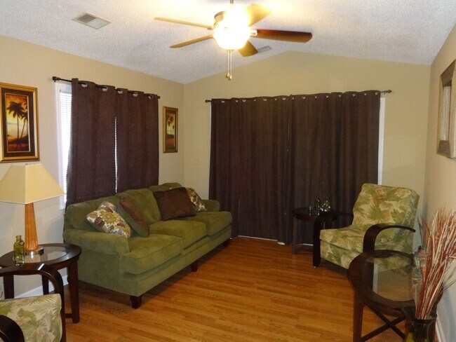 Foto del edificio - Unfurnished, 2 Bedroom, 2 Bath, 3rd Floor, Corner Unit at Cypress Bay! Available December 2025!