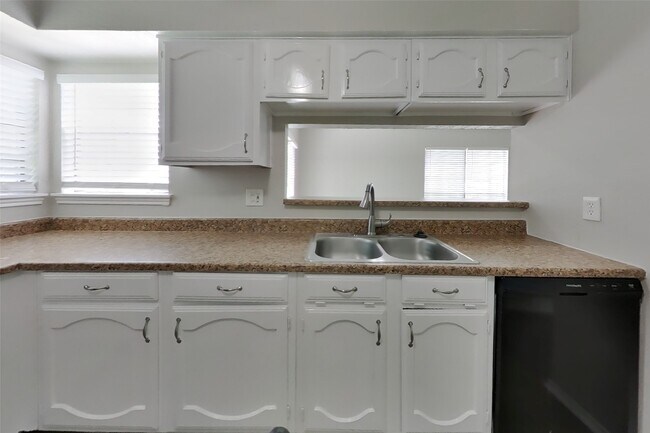 Foto del edificio - 7811 Bluff Trail Dr