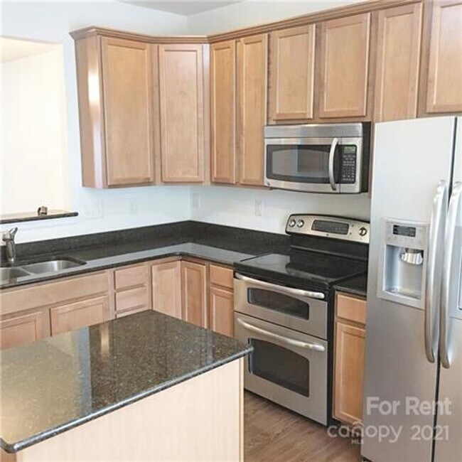 Foto del edificio - Beautiful three bedroom townhome