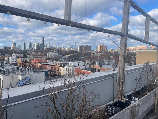 Foto del edificio - 1192 Bedford Ave