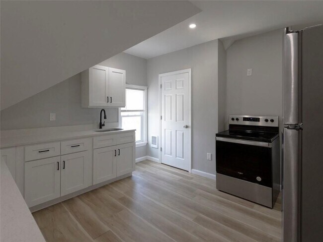 Building Photo - 65 Hendrick St