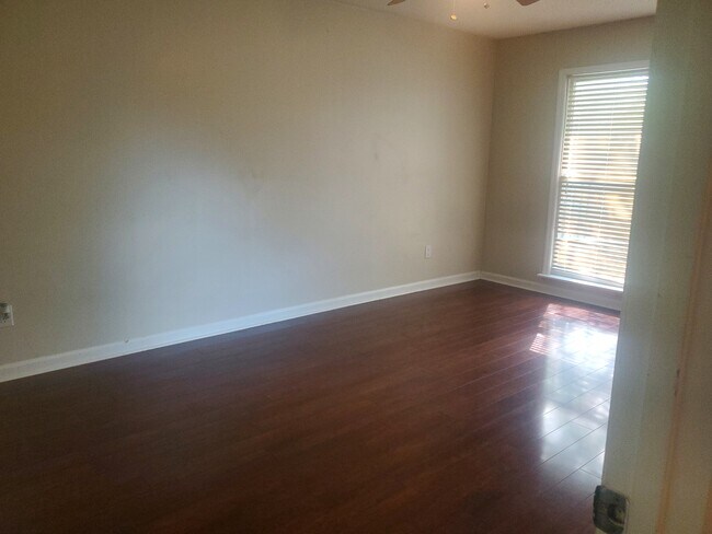 Building Photo - 419 Summerview Dr