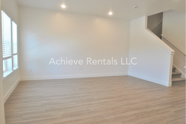 Foto del edificio - Beautiful 3 Bed Townhome in Nibley with pool!
