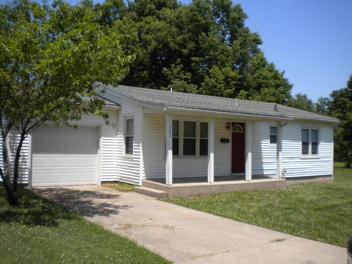 Primary Photo - 2 bed 1 bath with large yard