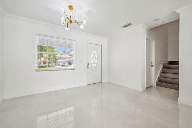 Building Photo - 3460 Commodore Ct