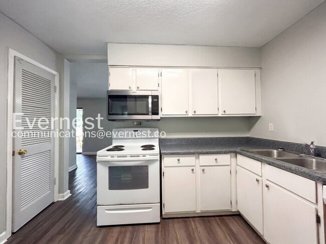 Photo - 4 Bed / 2 Bath Modern Home / Pet-Friendly / Available Now!