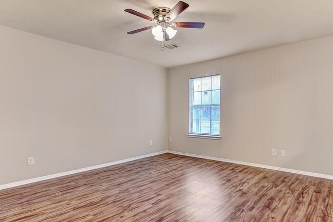Building Photo - 2103 E Pecan St