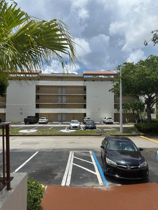 Foto del edificio - 8870 Fontainebleau Blvd