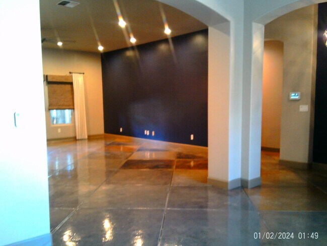 Building Photo - CUSTOM BUILT IN GATED SOUTHERN OAKS !!!