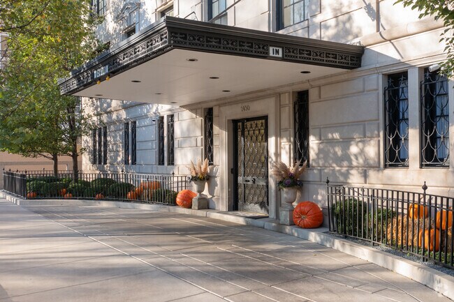 Building Photo - 2430 N Lakeview Ave