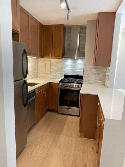 Cocina completamente actualizada - 1260 21st St NW