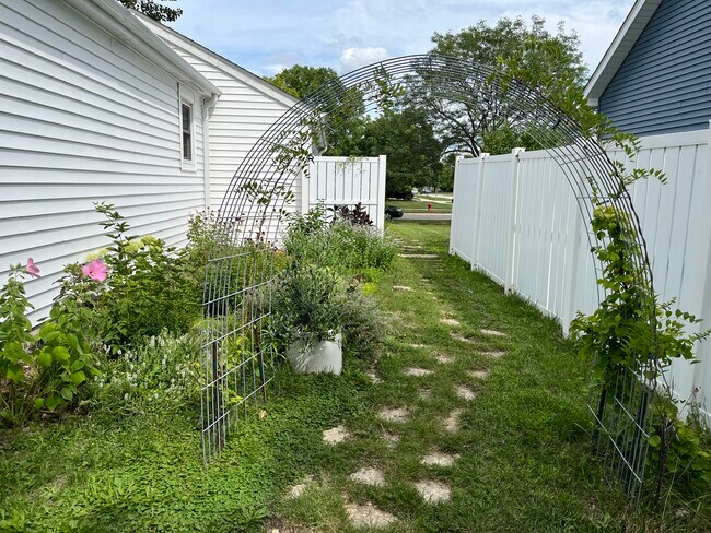 Building Photo - 402 Magnolia Dr