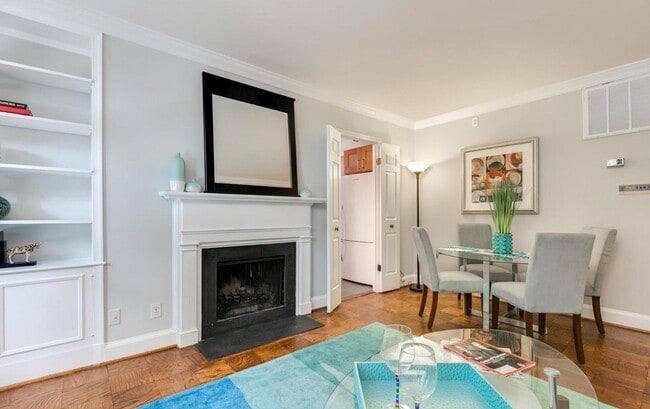 Building Photo - Spacious and sunlit  1BR/1BA condo located...