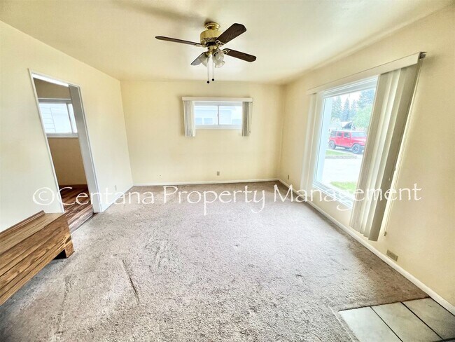 Foto del edificio - RARE FIND- Available 4 bedroom 1 1/2 bathr...