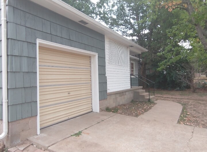 Building Photo - 1134 N Clay St