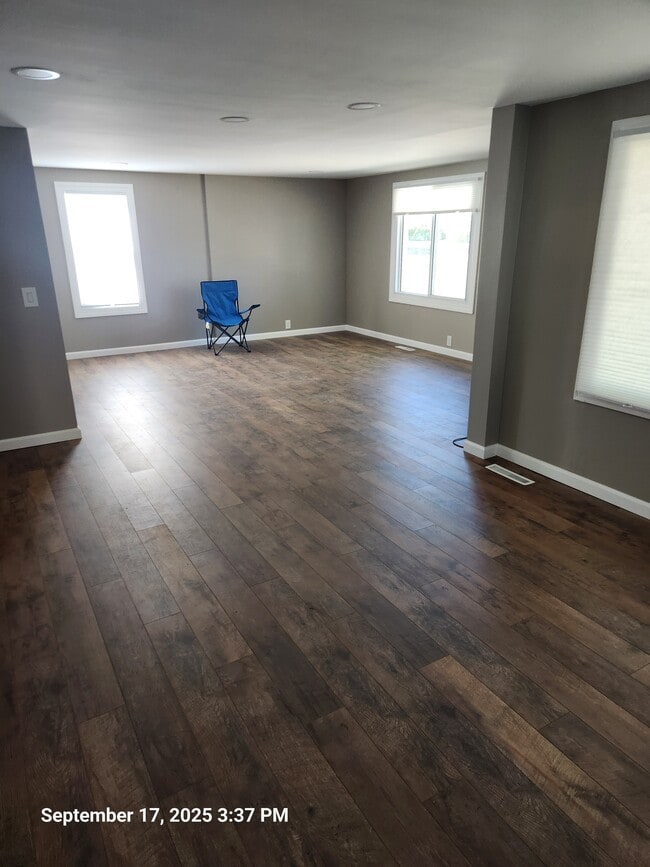 Living/dining - 2855 Mann Rd