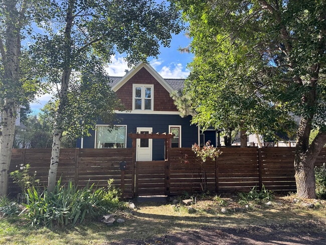Building Photo - 618 E Davis St