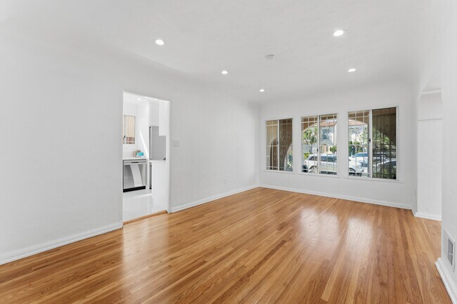 Foto del edificio - 824 S Holt Ave