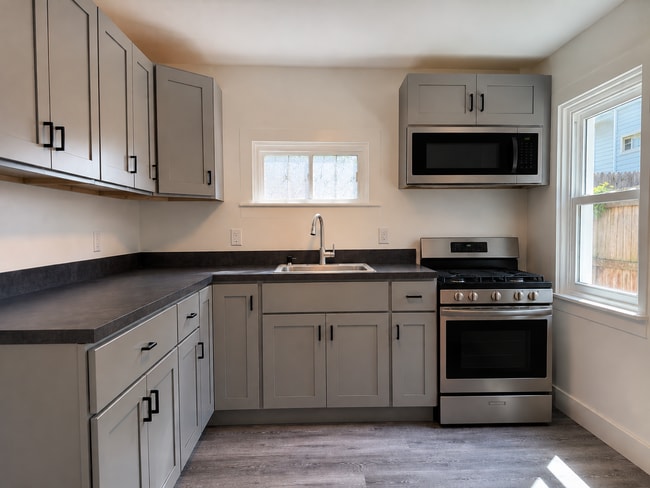 Building Photo - Beautifully Renovated 2 bedroom Tiny Home - End-of-Row Unit w/ Laundry!