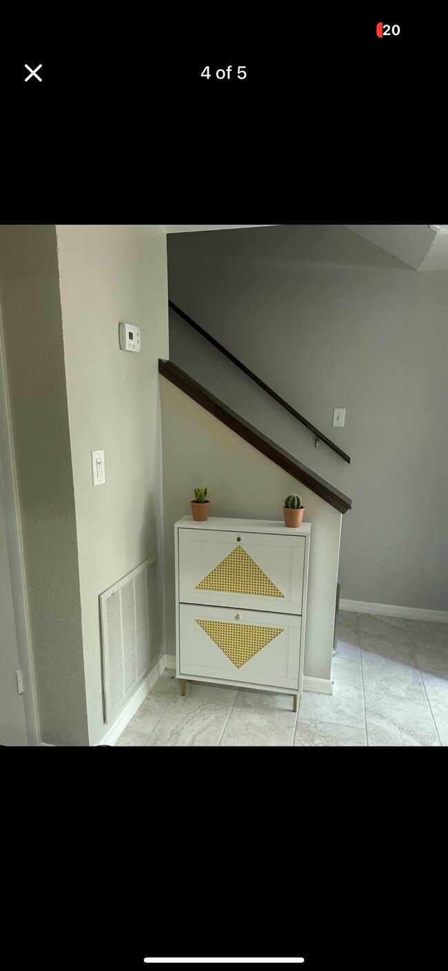 Two levels - 216 S Malcolm Ct Townhome