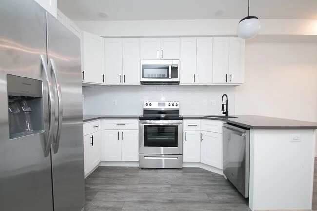 Building Photo - 909 Belmont Ave