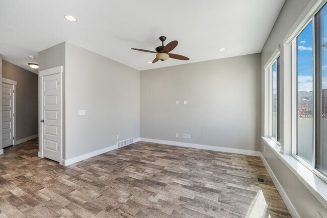 Foto del edificio - 241 W Silver Springs Dr