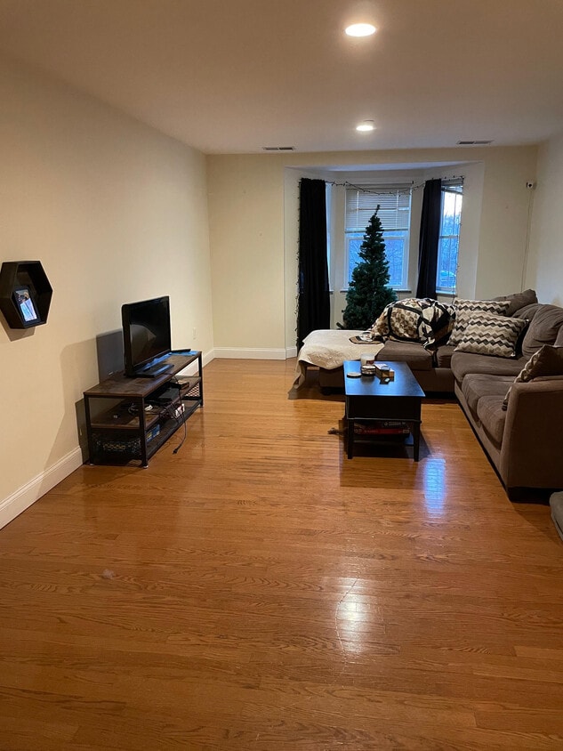 120 Wyllis Ave Unit 118, Everett, MA 02149 Condo for Rent in Everett