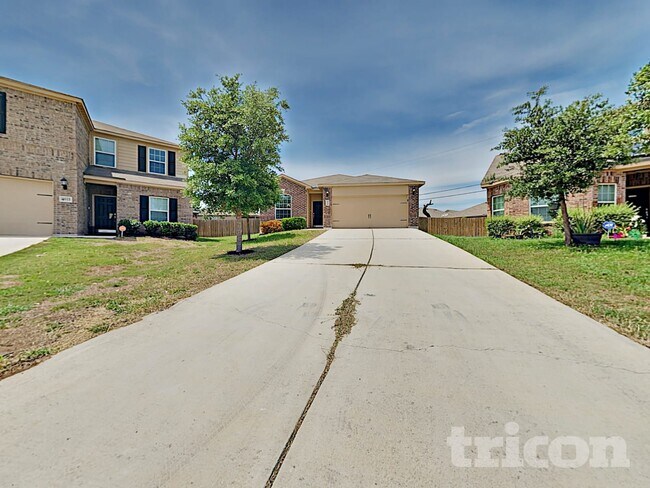 Building Photo - 4607 Le Villas