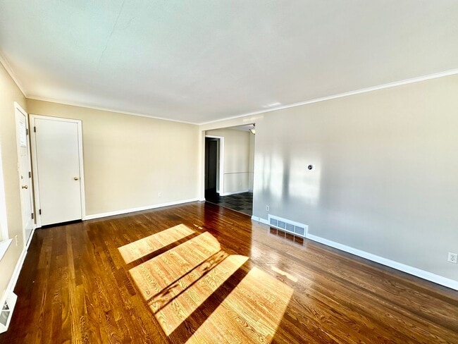 Building Photo - 3043 Mt Holyoke Rd