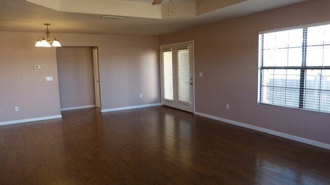 Building Photo - Nice townhouse with garage.