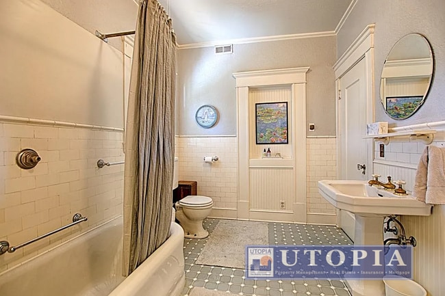 Building Photo - ROOM FOR RENT - Beautiful room for rent in...